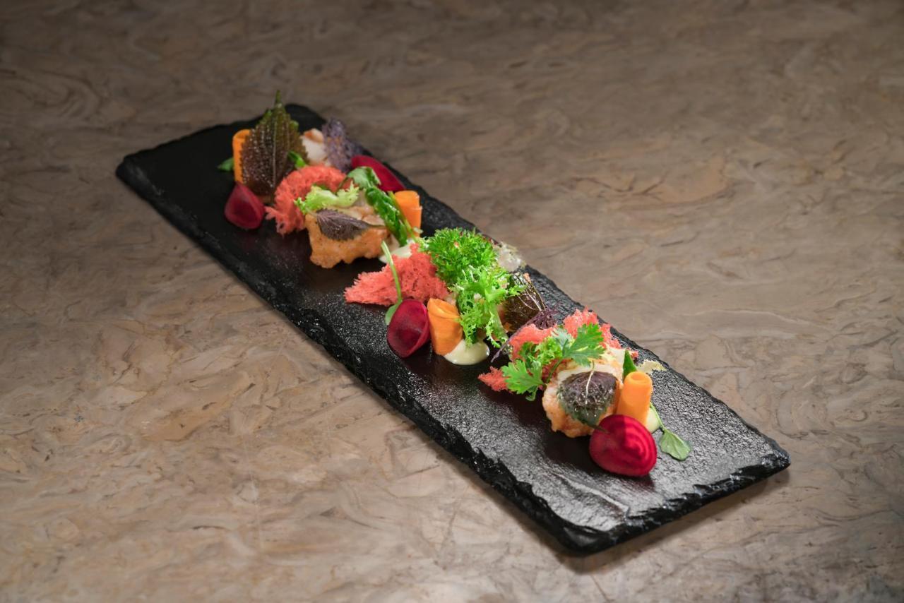 Vinpearl Resort & Spa Phu Quoc Luaran gambar A salad on a slate plate
