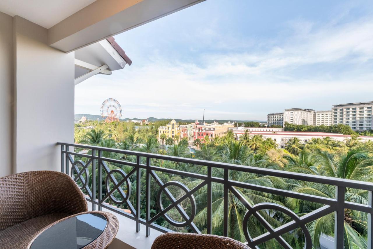 Vinpearl Resort & Spa Phu Quoc Luaran gambar View of the Sunway Lagoon Ferris Wheel from the balcony of a hotel room